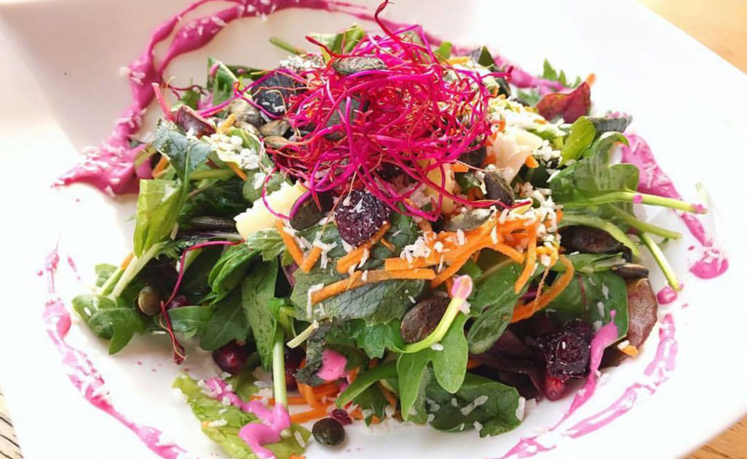 bunter Salat auf einer weißen Bowl Schüssel dekoriert