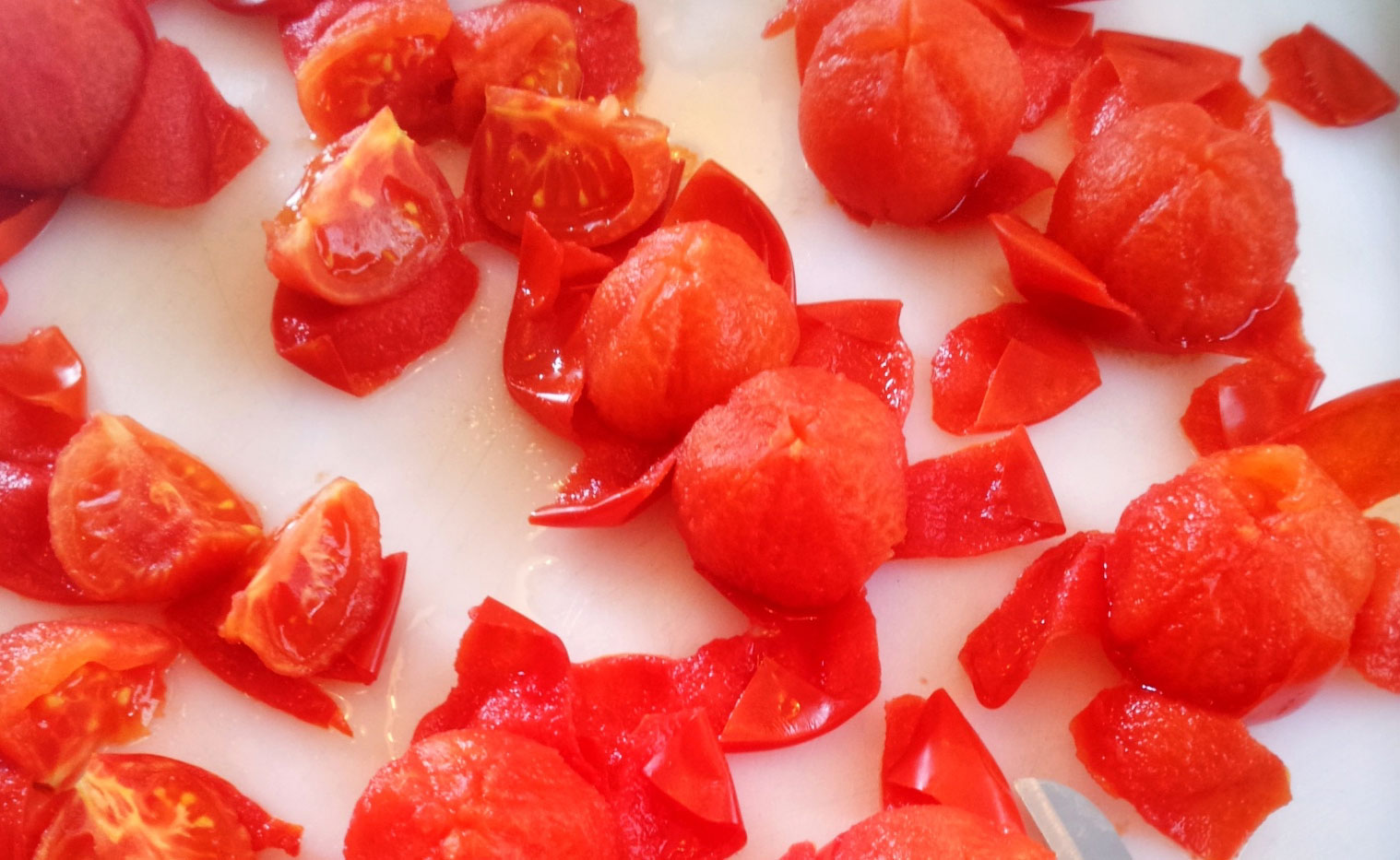 Viele einzelne aufgeschnittene Cherrytomaten